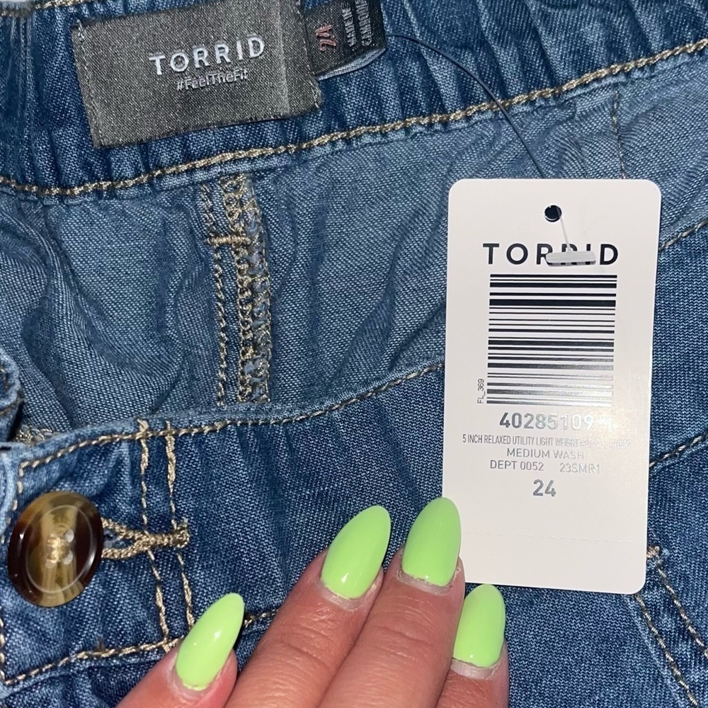 ✨Torrid Denim Shorts Plus Size Utility Pocket Blue Casual Comfy Size 24‎ NWT - Picture 4 of 6